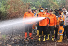 Kabut Asap Selimuti Banyuasin, Pj. Bupati Banyuasin Ikut Padamkan Api