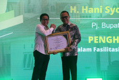 Pj Bupati Banyuasin Terima Penghargaan atas Peran Aktif Fasilitasi Penerbitan SHM Transmigrasi