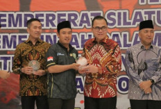 Pj Bupati Hani Syopiar Rustam Terima Penghargaan