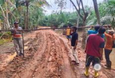 Jalan Rusak Parah, Warga Desa Pagar Bulan Tutup Jalur Tambang Pasir