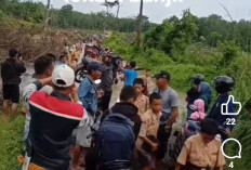   Warga dan Pelajar  Ramai Menonton Banjir 