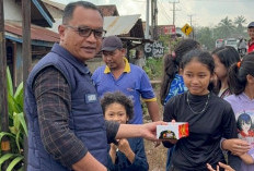 Sambil Berbagi Takjil, Satres Narkoba Polres Banyuasin Ajak Masyarakat Perangi Narkoba