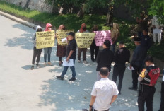 Bawa 6 Orang Wanita Yopi Gelar Demo di Halaman DPRD Ogan Ilir