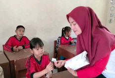 Siswa SDN 24 Banyuasin III Antusias Terima Obat Cacing