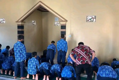 Makmurkan Mushalah, SMPN 1 Makarti Rutin Salat Zuhur