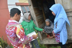 Camat Talang Kelapa Datangi Rumah Lansia Hidup Sebatang Kara