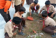 Peringati HUT Pramuka, SDN 5 Muara Padang Gelar Bersih-bersih Lingkungan