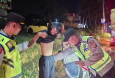 Polres Banyuasin Geledah Pengendara di Gerbang Kantor Pemkab, Antisipasi Kejahatan Malam Hari