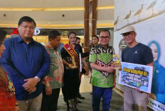 Pj Bupati Serahkan Hadian Pemenang Lomba Foto dan Content Creator