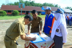 Kepala SMAN 1 Rantau Bayur Melantik Pengurus OSIS Periode 2024/2025