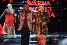 Elegansi Herman Deru dan Feby Deru  Bersinar di Panggung Swarna Songket Nusantara