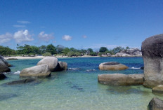 Pesona Batu Granit Raksasa di Pantai Tanjung Tinggi, Wisata Ikonik Pulau Belitung