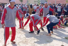 Lomba Tangkap Bebek Menarik Perhatian Warga SMPN 1 Makarti Jaya