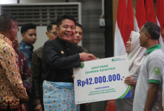 Herman Deru Serahkan Santunan Jaminan Kematian BPJS Ketenagakerjaan kepada Petani Sawit di Sumsel