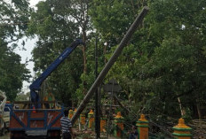 Rumah dan Tiang Listrik Roboh, Rumah Warga Gelap, Ini Sebabnya! 