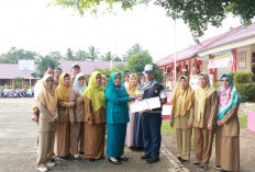 Medali Peraih Prestasi Pencak Silat di SMPN 2 Banyuasin III Diserahkan