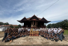 Gali Sejarah dan Budaya Lokal, SMA Negeri 1 Suak Tapeh Kunjungi Rumah Bari