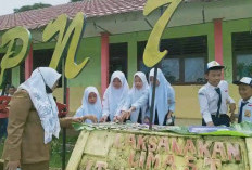 Praktek Prakarya, Siswa Dibimbing Membuat Ikan Asin