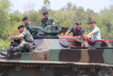 Pj Bupati Muara Enim Jajal Tank Amphibi dan Senpi Militer