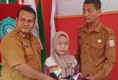 Pemdes Sri Kembang Berikan Bantuan Seragam Sekolah