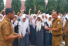 275 KIA Dibagikan Kepada Siswa Siswi SMPN 1 Banyuasin III