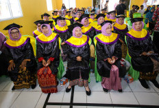 Wow Puluhan Lansia Ikuti Prosesi Wisuda