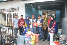 Camat Talang Kelapa Serahkan Batuan untuk Korban Kebakaran