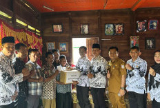 PGRI Serahkan Bantuan Peralatan Sekolah Kepada Anak Yatim