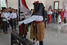 Lapangan Berlumpur, Upacar Hari Pahlawan Dilaksanakan di Dalam Mushalah