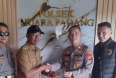 Kades Sidomulyo 20 Serahkan Satu Pucuk Senpira Ke Polsek Muara Padang