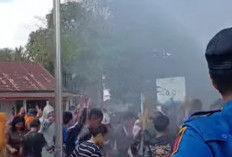 Pemandangan tak Biasa, Mengakhiri Acara Pengumuman Kelulusan Murid SDN 24 Talang Kelapa Disiram Air oleh Tim D