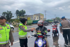 Personil Talang Kelapa Berbagi Takjil 