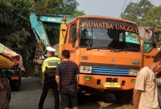 Atasi Kemacetan Akibat Mobil Trailer Terperosok di Jalan Lintas 