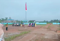 Upacara Harlah Pancasila di SDN 15 Air Kumbang dalam Keadan Halaman Sekolah Becek, Namun Tetap Hidmat