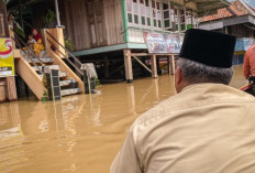 Naik Perahu, Pj H Apriyadi Tinjau dan Beri Bantuan Korban Banjir di Ulak Embacang