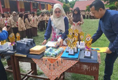 Pembagian Raport Sekaligus penyerahan Piagam dan Hadiah bagi Peserta Didik di SMPN 5 Banyuasin III