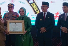 Sri Supriyanti Terima Penghargaan dari Pj Bupati Banyuasin