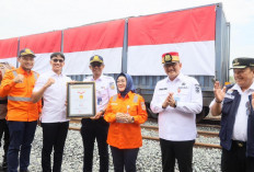 PT KAI Pecahkan Rekor MURI Pemasangan Bendera Merah Putih Terbanyak di Rangkaian Gerbong Kereta