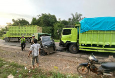 Pick Up Hilang Kendali, Tabrak Truk dan Dua Motor di Jalintim KM. 34