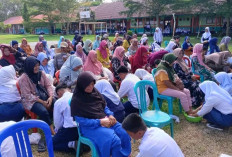Prosesi Cuci Kaki Ibu Tua Kandung Mewarnai Pengumuman Kelulusan Murid di SMPN 1 Air Kumbang