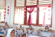 Ratusan Murid SMPN 6 Talang Kelapa Nikmati Makanan Gratis Bergizi