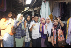 Emak-Emak Berebut Selfie dengan Pakde Slamet di Pasar Megah Asri Banyuasin
