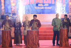 Festival Sriwijaya ke-33 Resmi Dibuka, Gubernur Sumsel Terima Penghargaan KEN 2024 dari Kemenparekraf RI