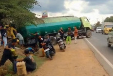 Heboh! Truk CPO Lepas Kendali di Pangkalan Balai, Muatan Tumpah, Warga Berebut! 