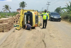 Jalan Palembang-Rambutan Rusak Parah, Truk Berjatuhan