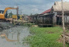 Jumat Bersih, Pemdes Teluk Betung, Bersihkan Sampah Pakai Excavator