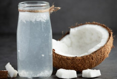 Bukan Cuma Segar, Ini 6 Manfaat Air Kelapa untuk Memasak