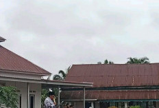 Upacara HUT PGRI di SDN 15 Air Kumbang Berlangsung Hidmad di Tengah Lapangan Becek