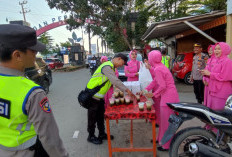 Polsek Rambutan Bagikan Takjil 