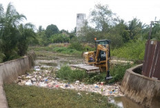 PUPR Banyuasin Bersihkan Sungai Saterio yang Dipenuhi Sampah